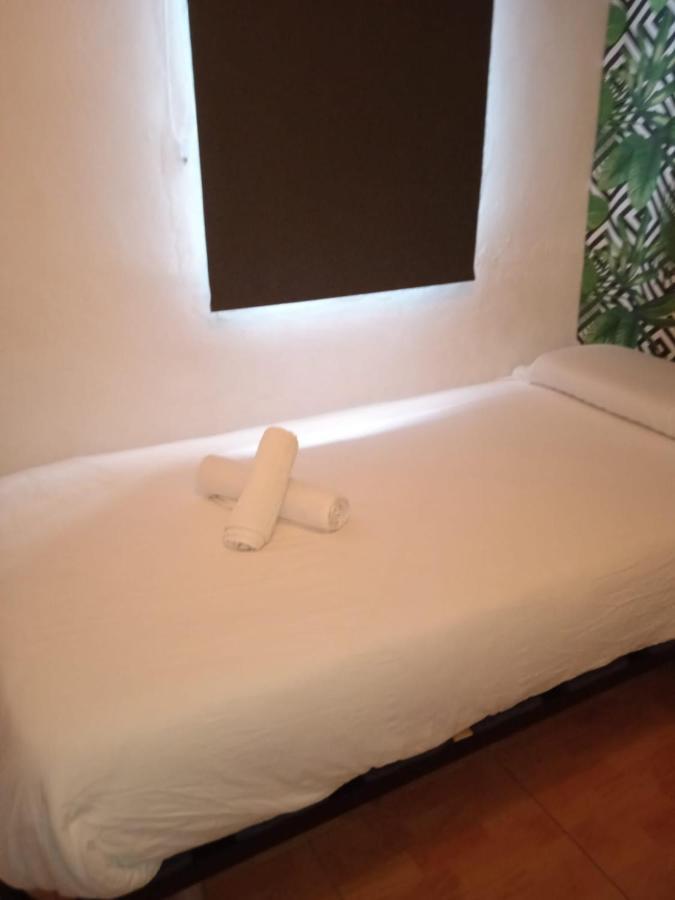 Hostel-Toni Trajano 37 Sevilla Homestay *